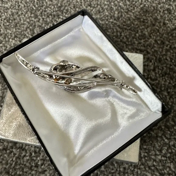 As new, white metal & cubic zirconia brooch - Picture 2 of 3